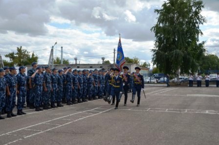 Самарские досаафовцы с неба поздравили курсантов института