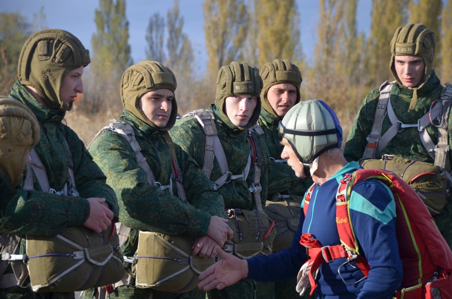 Участники эксперимента ДОСААФ-ВДВ совершили первые прыжки с парашютом