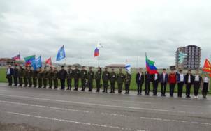 Молодежь Кизилюрта: старшие играли в «Победу», младшие – в «Безопасное колесо»