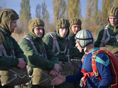 Участники эксперимента ДОСААФ-ВДВ совершили первые прыжки с парашютом