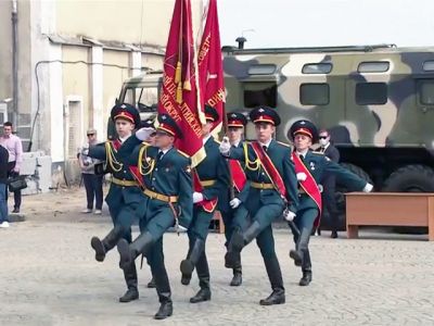 В почётном карауле у памятного знака советским пограничникам - курсанты клуба «Защитник»